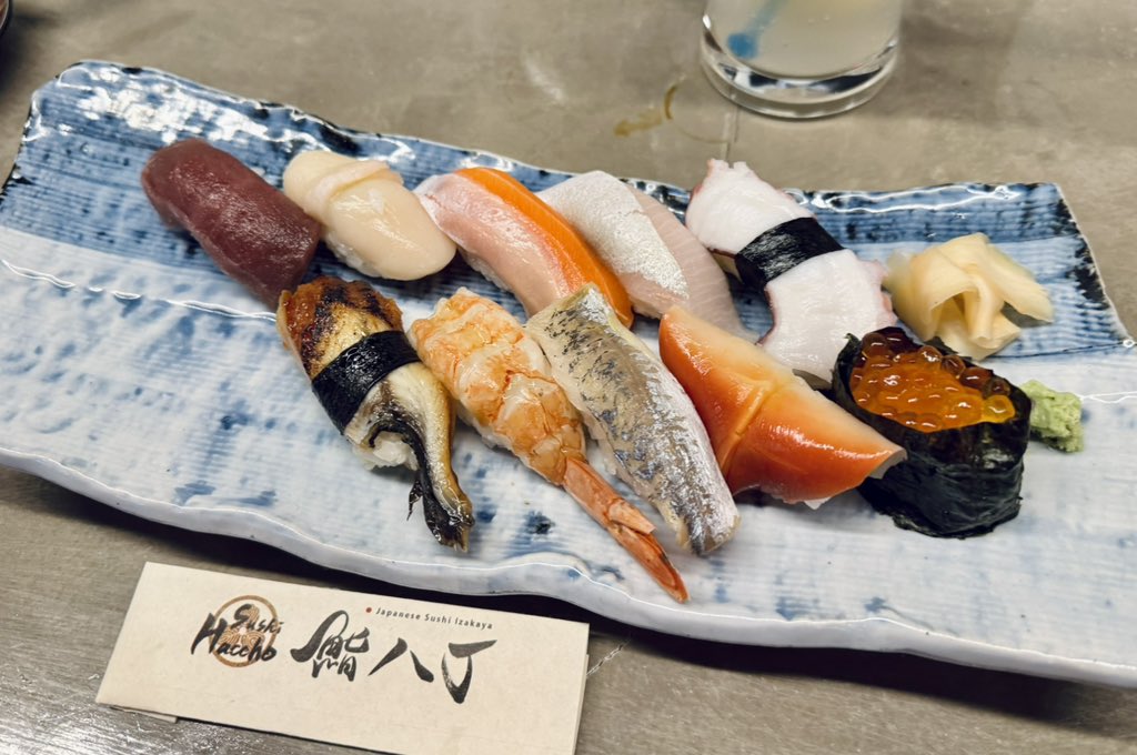 hm_myanmar's tweet photo. ミャンマーに居ながら、日本から届いた北海道産の生ウニや本鮪の大トロや中トロ、生牡蠣などを食べれて、日本人の板長が寿司も握ってくれるお店「鮨八丁」。
どの料理も全て美味しい。 https://t.co/rn4qg0WxOe