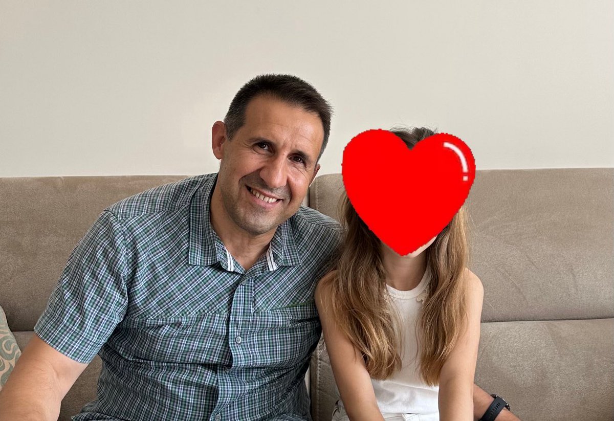 BABALAR GÜNÜ KUTLANIRKEN
2013 de Barış ve açılım olacak diyenler yüzünden Sare hiçbir zaman babalar gününü kutlayamadı 
Ne gariptir ki  o gün konuşanlar bugün  çocuklarıyla babalar günü kutlarken yine açılım barış sürecinden bahsediyorlar 
Sare babası Yiğitcan yüzbaşının