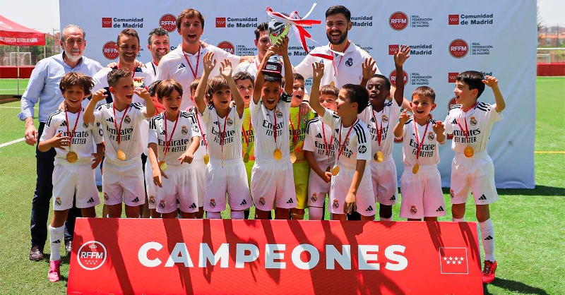 lafabricacrm's tweet photo. 🏆🙌🤍 ¡El Prebenjamín A gana la Copa de Campeones!