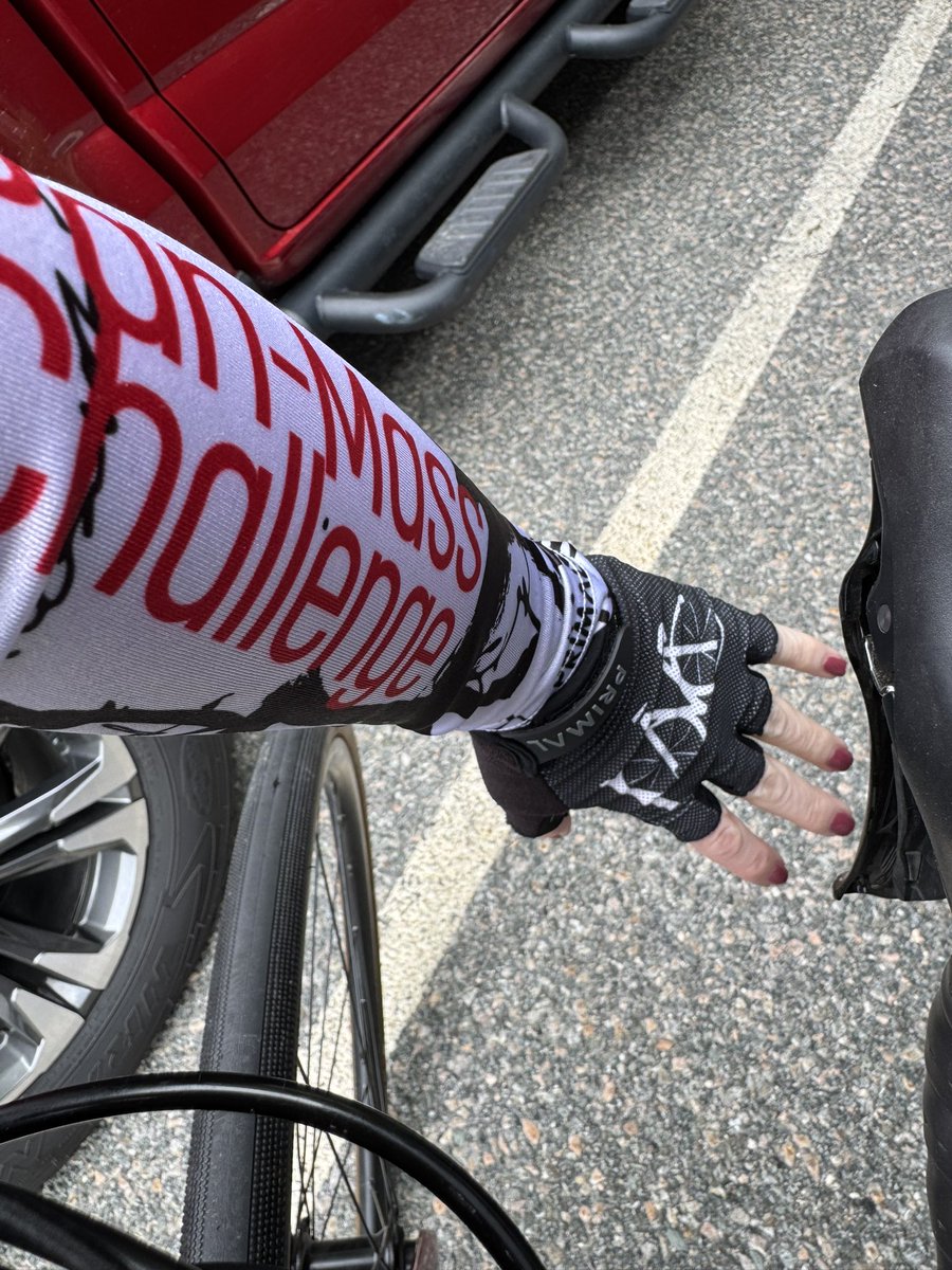 teamjakerides's tweet image. Getting more use out of the @PanMass arm warmers than I want to this season!