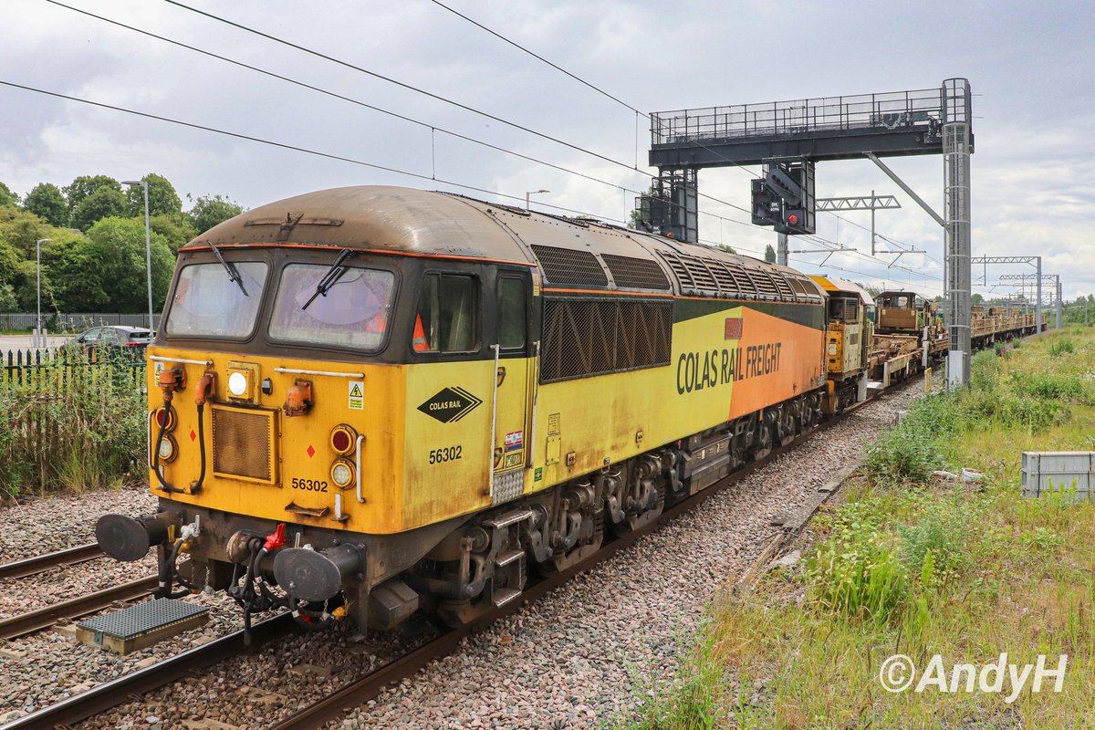 Finally managed to get a daylight sighting of <a href="/ColasRailUK/">Colas Rail UK</a> 56302 'PECO The Railway Modeller' through Kettering. Seen approaching on the down slow this lunchtime while returning north with 6C57 Cricklewood Curve Junction to Toton North Yard. #Colas #MML #GridWatch <a href="/C56G2/">C56G</a> 15/6/25