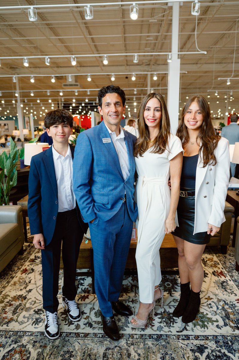 💙 Happy Father’s Day from the fathers of the Tepperman family! Today we celebrate all the dads, granddads, stepdads, and father figures who bring love, laughter, and support into our homes.