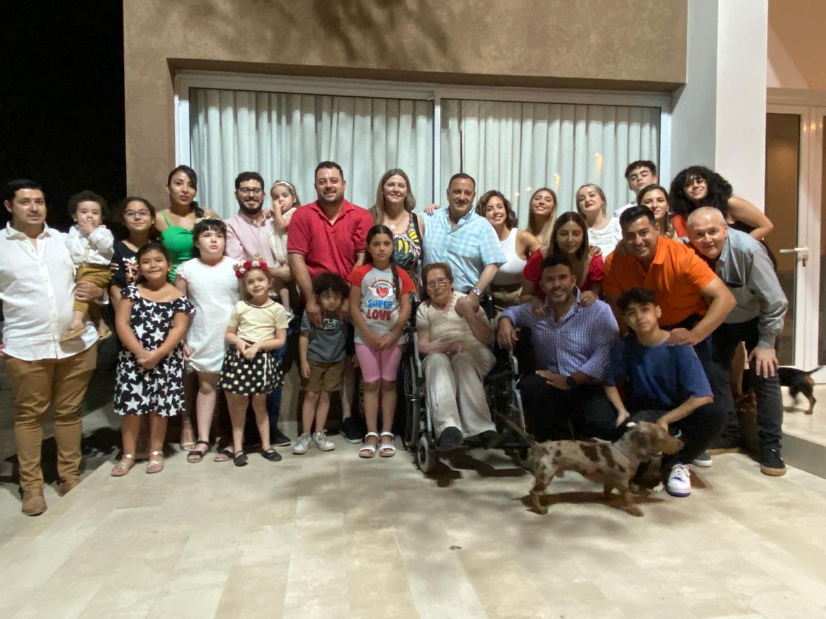 En los padres de mi familia saludo a cada papá de nuestra querida La Rioja.

Feliz día a quiénes son guía, ejemplo, amor incondicional y respeto. Deseo que éste sea un gran día para ustedes y los encuentre rodeados de mucho cariño.