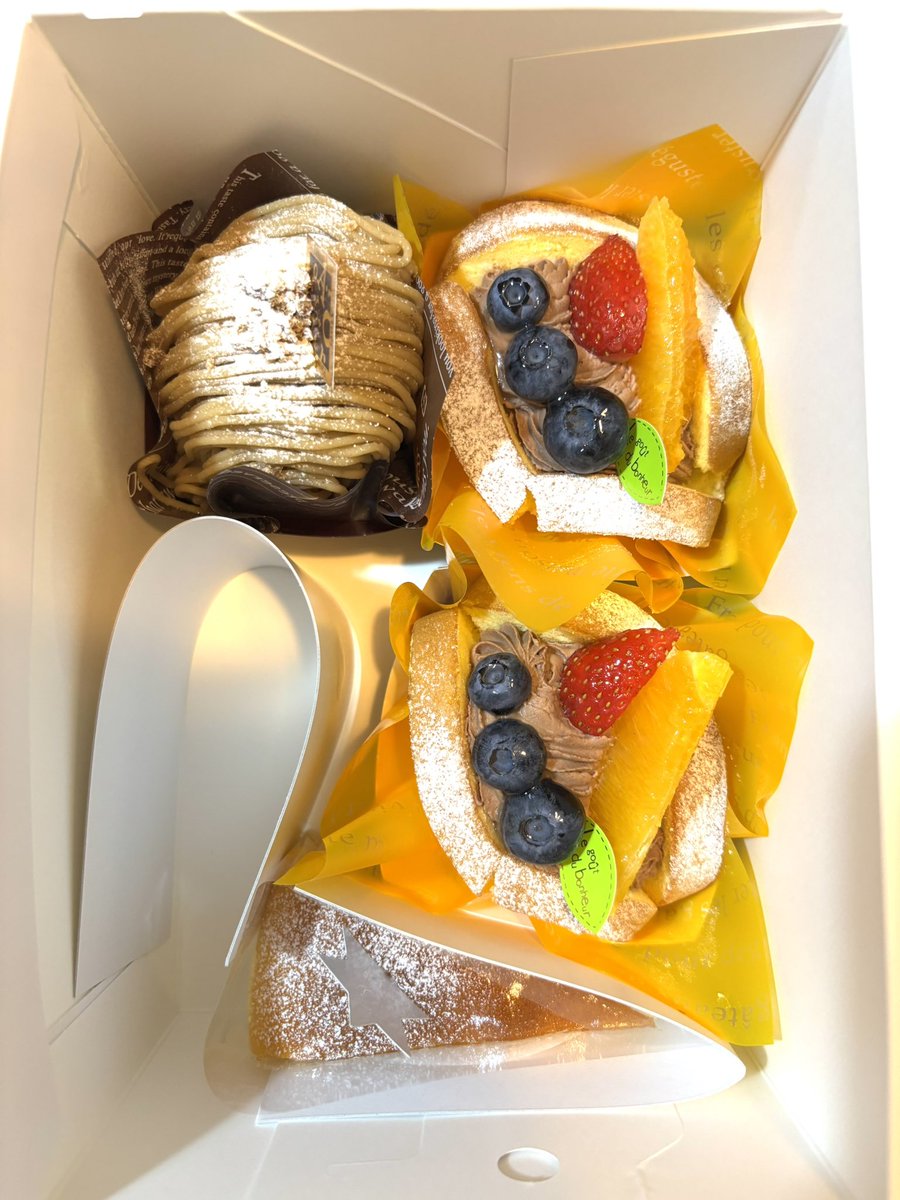 父の日。
息子たちが、父の日にケーキをプレゼントしてくれました。
正直、「今日は父の日だけど何もないだろうな」と思ってました(笑)
父になって、17年。初めてのことで、嬉しくてたまりませんでした。

息子たちよ、ありがとう！

#父の日