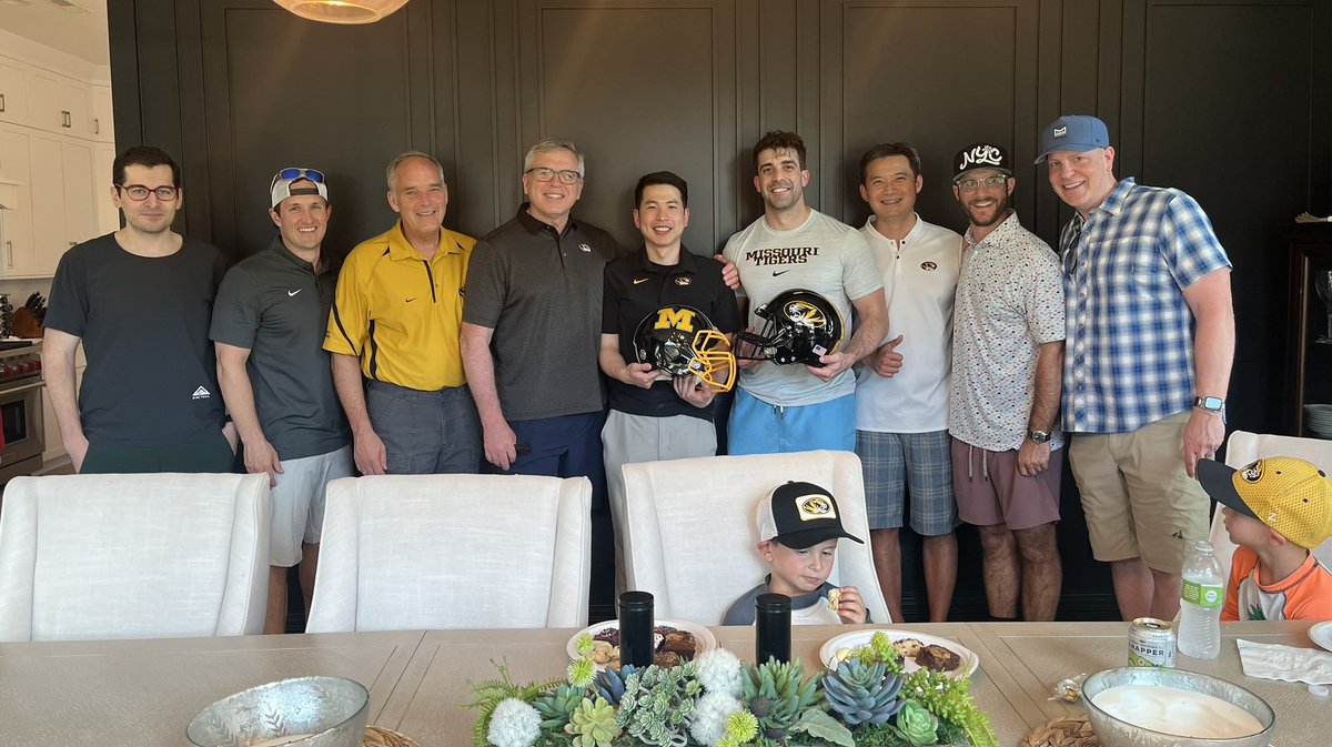 NuelleSportsMD's tweet image. Great time celebrating our Sports fellows Joseph Anderson & Arthur Chou yesterday.
At @MizzouOrtho we know how to have a good time-BBQ & fun in the sun ☀️!