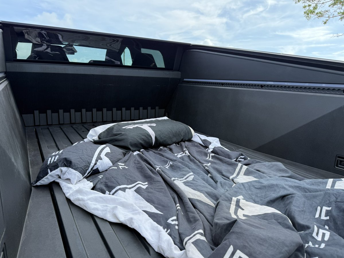 CarsonGallo's tweet image. Time for the CyberBed 📐🛌 After almost 10 Years of sleeping in a Model X, we’ll see how it is to sleep in a Cybertruck. #TeslaVanLife