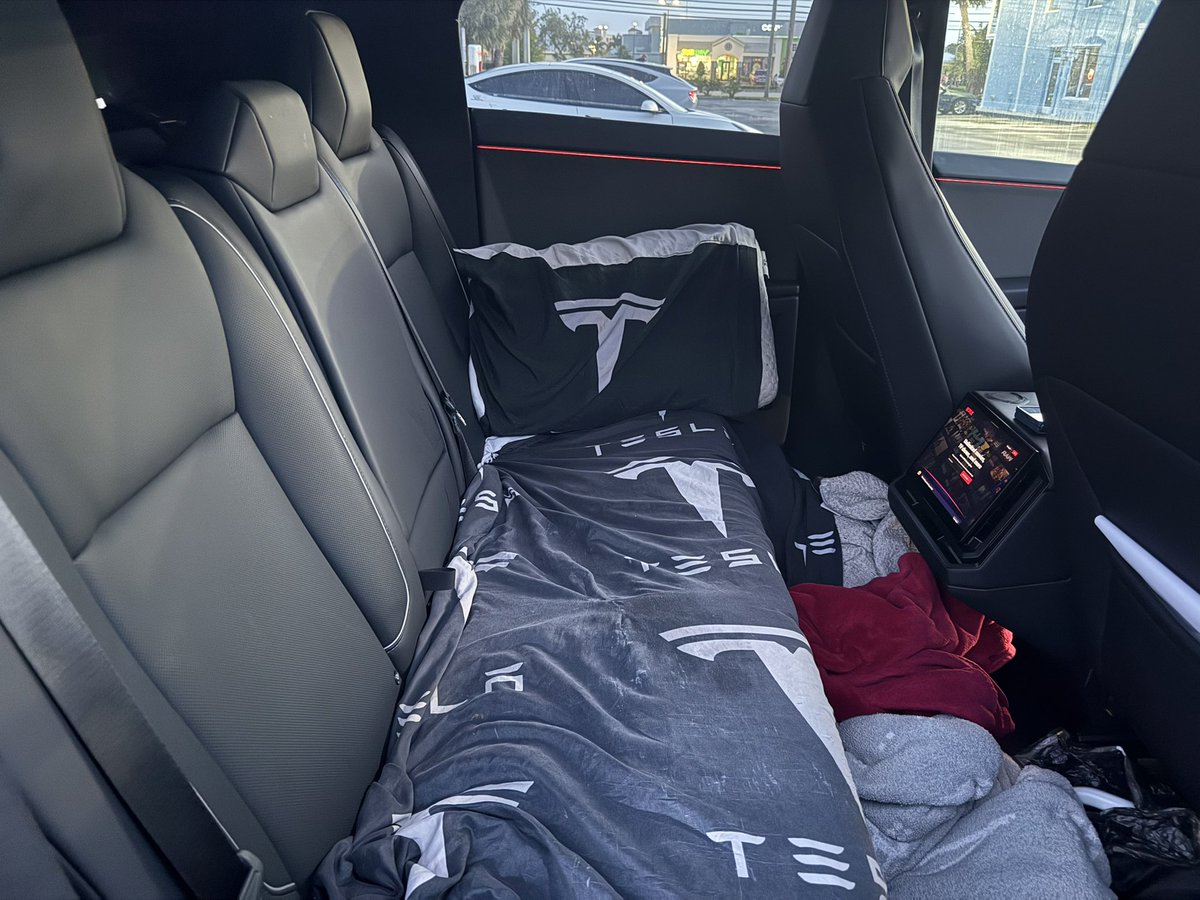 CarsonGallo's tweet image. Time for the CyberBed 📐🛌 After almost 10 Years of sleeping in a Model X, we’ll see how it is to sleep in a Cybertruck. #TeslaVanLife