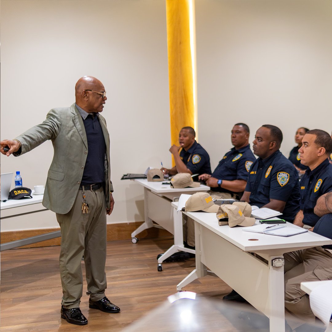 CLAUSURAN TALLER DE IDENTIFICACIÓN DE DROGAS DIRIGIDO A MIEMBROS DE LA POLICÍA 

Conoce más en nuestro portal: dncd.gob.do/categoria/Noti…

#DNCD #JuntosSomosMásFuertes