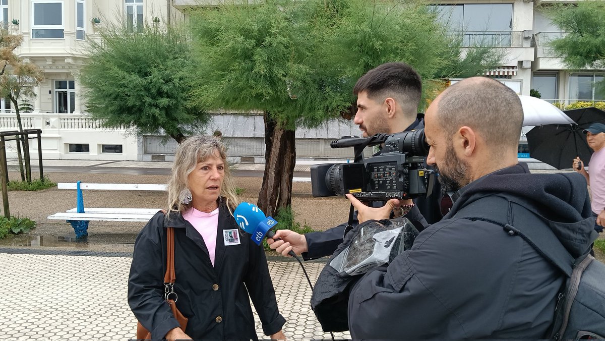 Hoy en Donostia,cientos de personas han reclamado una ciudad más habitable donde el exceso de turismo no ahogue a sus ciudadan@s.

Etxebizitza eskubidea da.
El turismo nos ahoga.
#Desazkundeturistikoa
#E15
#15J #SETnet
#donostiaEzdagoSalgai