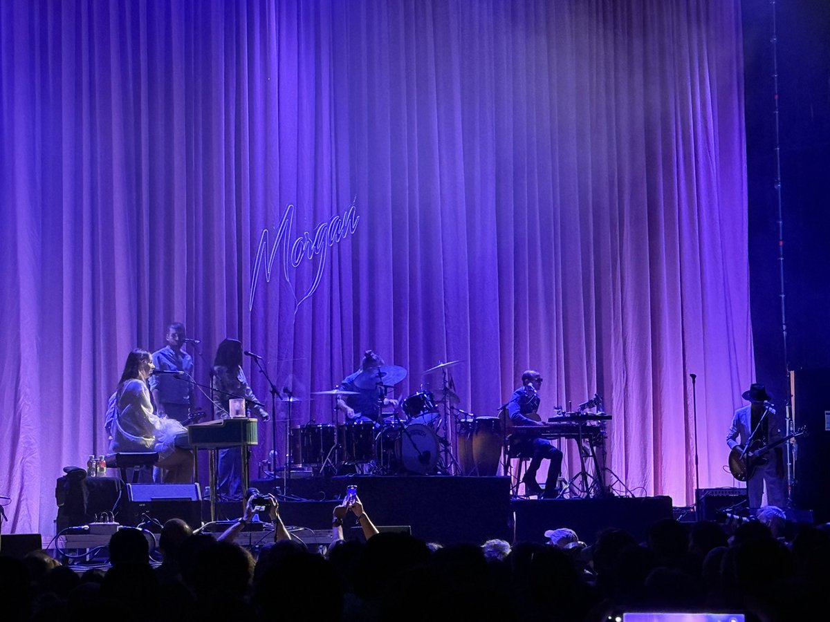 Qué grupazo es <a href="/morgan_musica/">MORGAN</a> a estas alturas. Van por el cuarto LP y ya han adquirido la solvencia de una banda grande, robusta y duradera. Su hotel merece grandes reseñas, y más si OVE se suma como corista. En #NochesDelBotánico nos dieron las 12, y tan ricamente ❤️🛏️