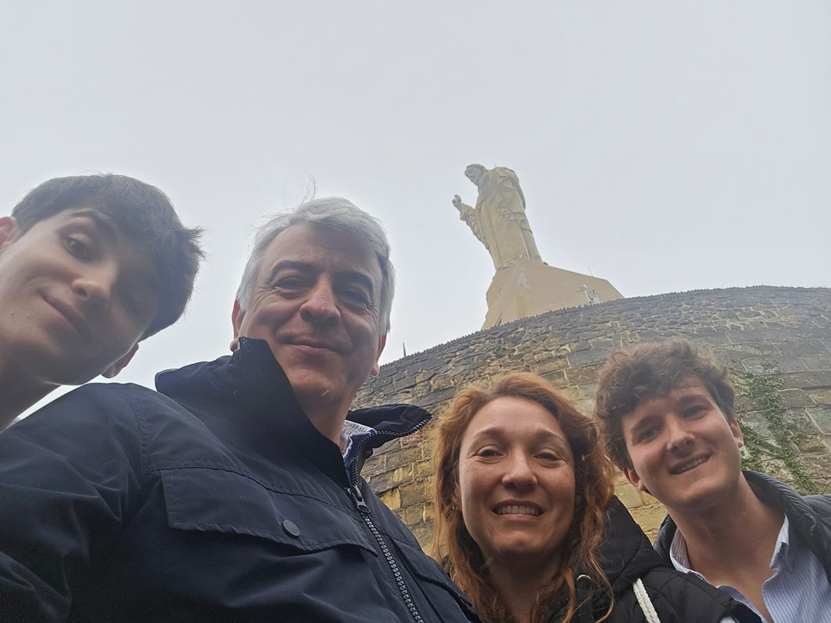 PP Vasco (@ppvasco) on Twitter photo Este mes de Junio se celebra el 75 aniversario del Sagrada Corazón en San Sebastián, un símbolo cristiano e histórico en el Monte Urgull.
Hoy <a href="/JavierDeAndres_/">Javier De Andrés</a>, <a href="/Muriellarrea/">Muriel Larrea Laso</a> y representantes de <a href="/nnggGIPUZKOA/">NNGG Gipuzkoa</a> han acudido a la misa en la Capilla de la Mota. Este mes de Junio se celebra el 75 aniversario del Sagrada Corazón en San Sebastián, un símbolo cristiano e histórico en el Monte Urgull.
Hoy <a href="/JavierDeAndres_/">Javier De Andrés</a>, <a href="/Muriellarrea/">Muriel Larrea Laso</a> y representantes de <a href="/nnggGIPUZKOA/">NNGG Gipuzkoa</a> han acudido a la misa en la Capilla de la Mota.