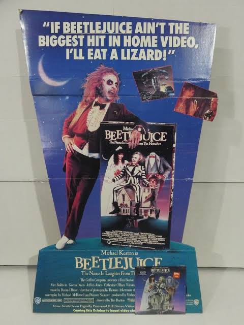 I remember seeing this Beetlejuice stand at my video store when I was a kid. This was my introduction to Beetlejuice, I hadn't heard of it before. I thought Beetlejuice looked terrifying. It gave me nightmares  😂 look I was a kid and hadn't seen the film yet so I didn't get it!