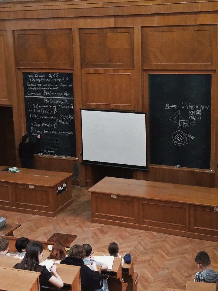 Raggiomoral's tweet image. Hola ¿sabéis si en España existen este tipo de aulas? ¿Quizá en la Universidad de Salamanca o ni eso?