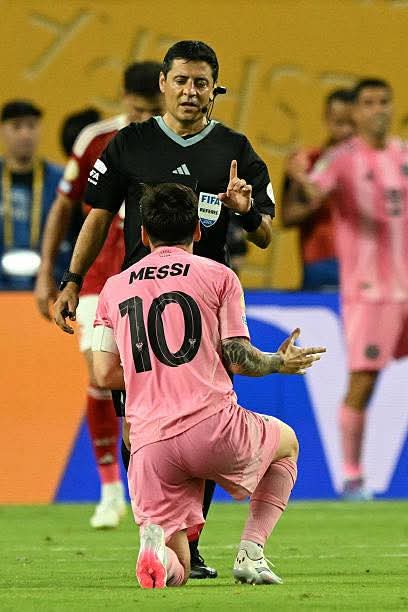El árbitro australiano 🇦🇺 Alireza Faghani en acción durante el partido inaugural del partido de la Copa Mundial de Clubes de la FIFA 2025 entre Al Ahly SC y el Inter Miami Fc.
