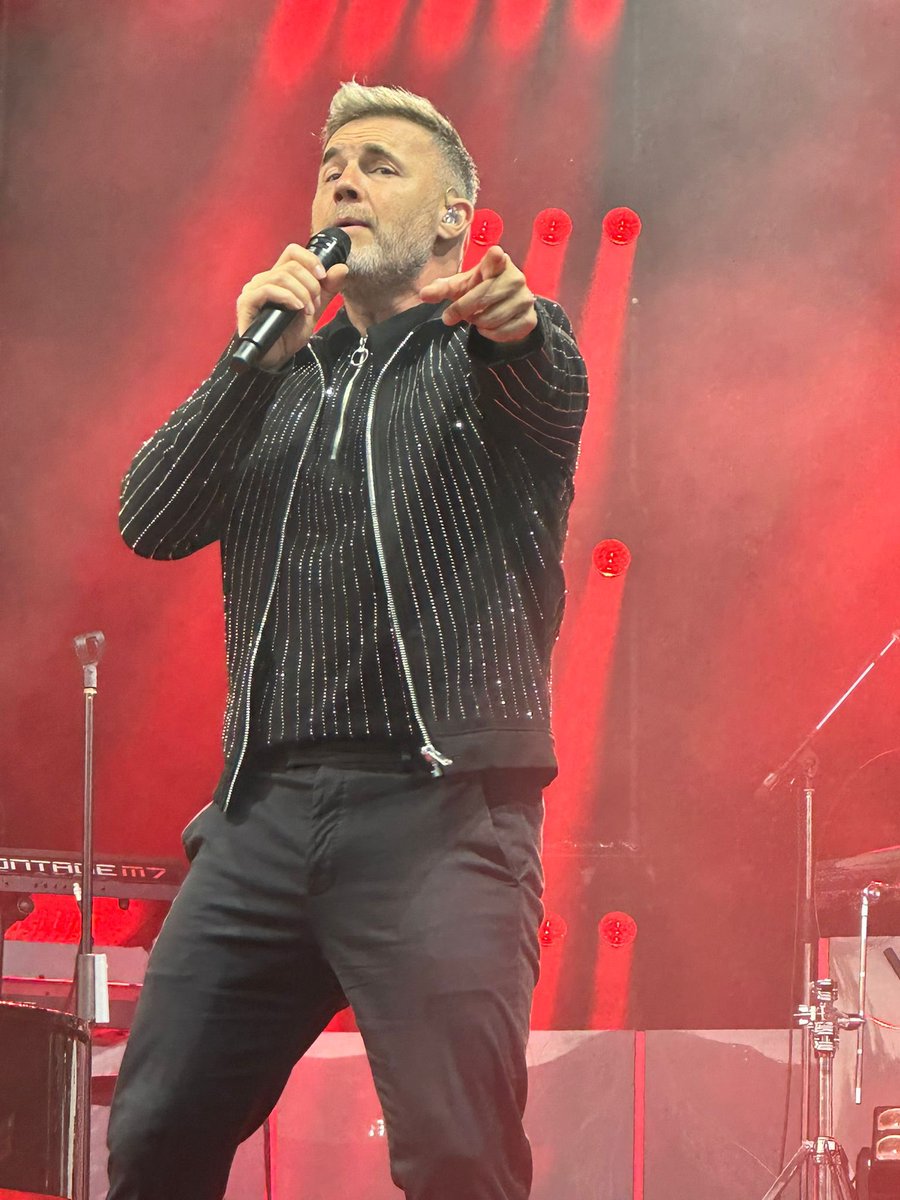 Sapie81's tweet photo. #ImmaculateVibes at Delamere Forest for our date with Gaz yesterday!
The sun was shining, the crowd was awesome, @GaryBarlow and his Band gave us an absolute treat!
#ThisIsMyIdeaOfAVeryNiceDayOut β€οΈππ»
Days like this are soooo good for the soul. https://t.co/G8LcvqLusv