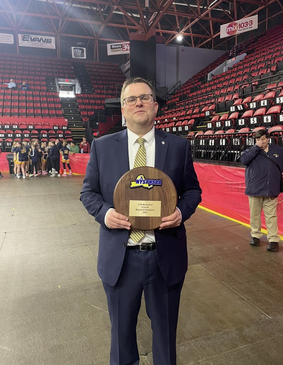 Sarah_Snyder22's tweet photo. Happy Father’s Day to this amazing State Champ🏀💙💙  @johnsnyder22 https://t.co/QECLsNleiy