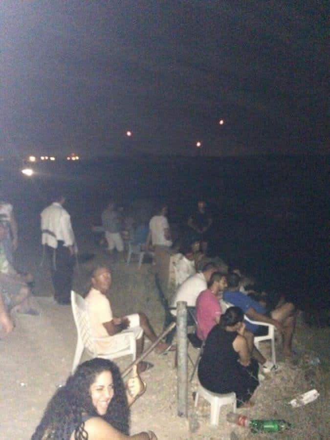 Pour ceux qui ont la mémoire courte sachez qu’en juillet 2014, plus de 2 200 Palestiniens dont 530 enfants ont été tués par des frappes aériennes israéliennes sur Gaza. 

Les habitants israéliens de Sderot étaient assis sur une colline pour « observer le spectacle ».