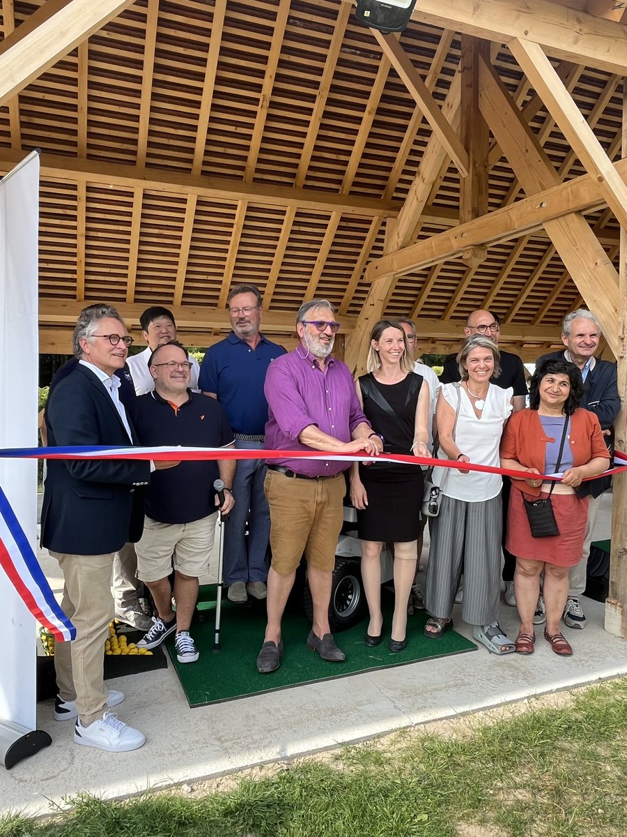 c_caillourobert's tweet photo. Inauguration de la 1ere école handigolf en @RCValdeLoire à Cheverny, avec un #paragolfeur qui permet aux pratiquants en situation de #handicap de se déplacer et se verticaliser de manière autonome. S’ouvrir et s’adapter à la différence c’est tout l’enjeu de l’inclusion #telmah https://t.co/OuGaB2qyUk