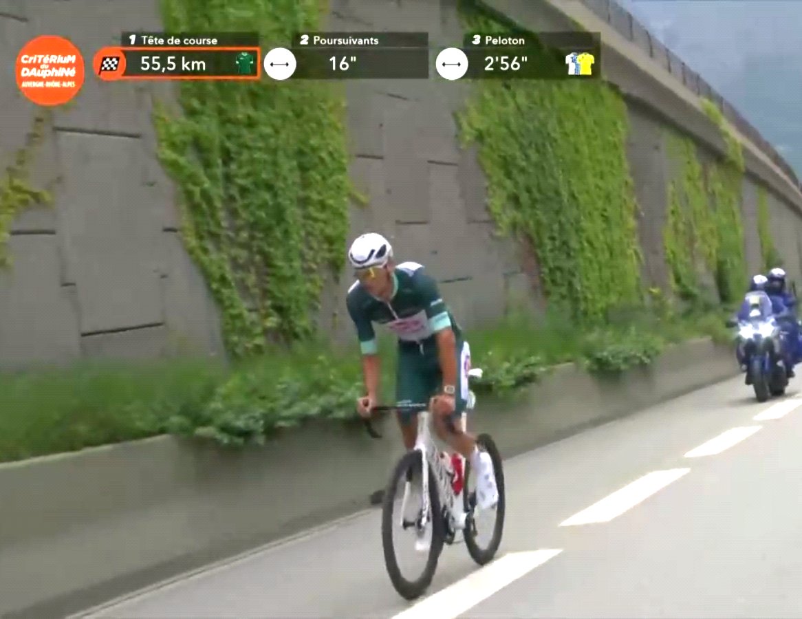 Mathieu Van Der Poel qui se tape un délire solo en tête à 50km de l'arrivée #ParisRoubaix