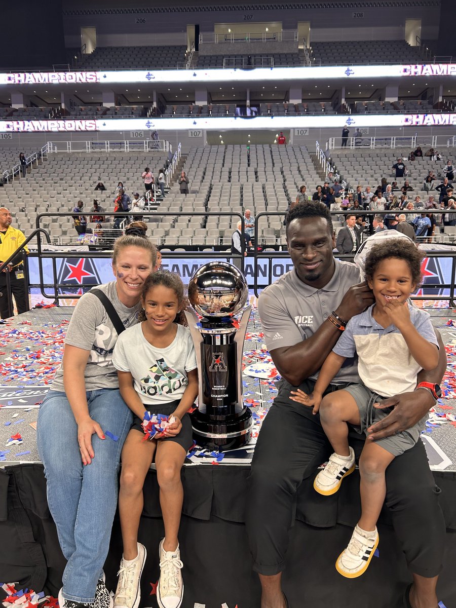 RiceWBB's tweet image. Happy Father’s Day to Nick and Solo! Thank you for being amazing leaders and excellent role models for our program 💙
#GoOwls👐