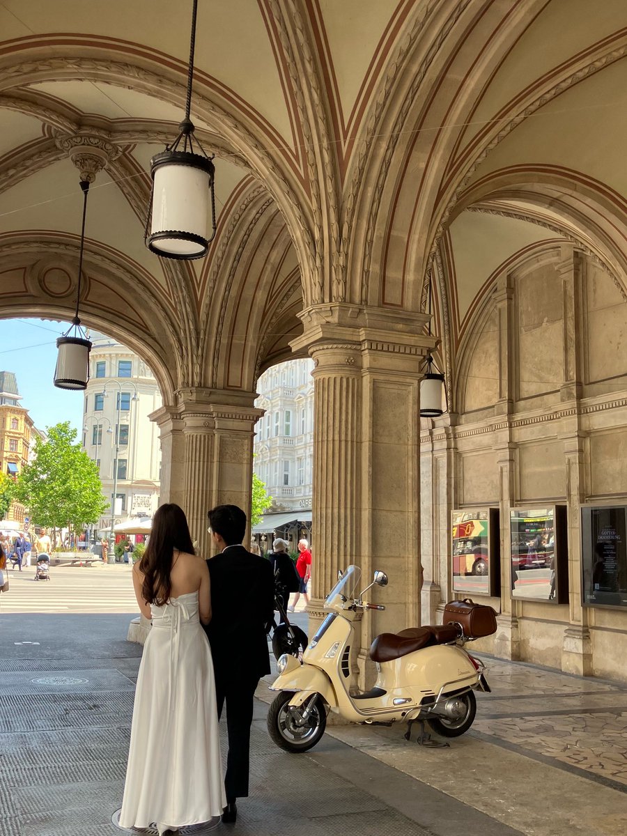OSvastics's tweet photo. 700 yıllık kilise duvarları, müzelerin içi, dışı, tiyatrosunun kapısı… Hepsi düğün yahut nişan fotoğrafları için çekici arka plan oluyor Viyana’da. En taze çift Uzakdoğudan, onlar Opera binasının revaklarını seçmiş.
#viyana #düğün #nişan https://t.co/63OW1Fi5Ch