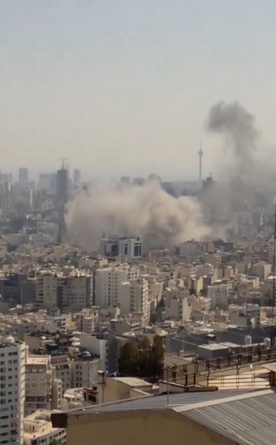 همین دو روز قبل #مطهره_گونه‌ای یه توییت زد که «این جهنم ممکن است هیزم‌کشان بسیاری داشته باشد، اما تنها یک شیطان آن را برپا کرده است؛ استبداد دینی!» 
فورا از اطلاعات اومدن دستگیرش کردن! 
الان همون مرکز وزارت اطلاعات هیزمِ اون جهنم: