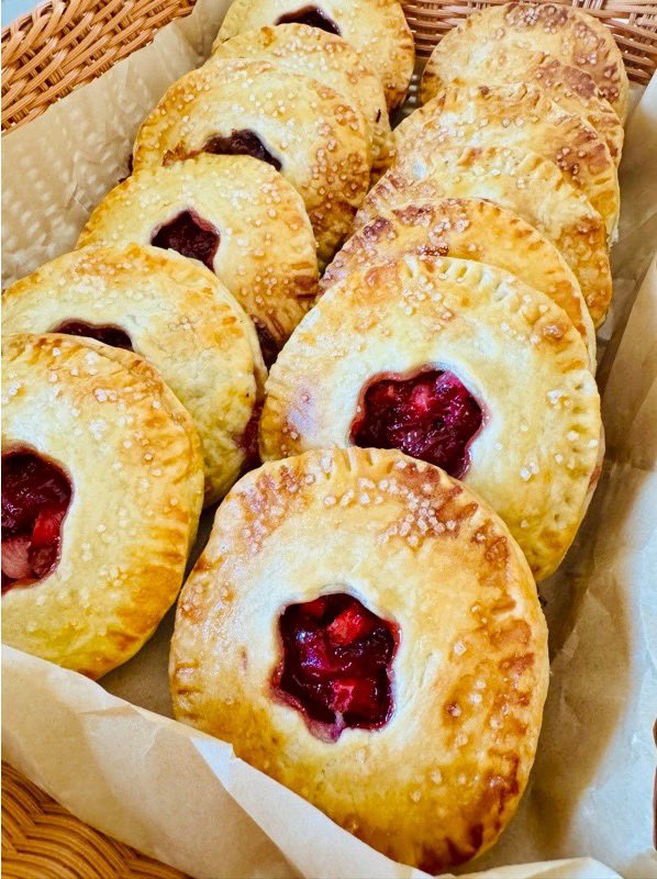 genabellrecipes's tweet photo. Strawberry Rhubarb Hand Pies - fruity, tangy in a buttery crust.
https://t.co/H3sBcwBzu9
#strawberryrhubarb #handpies #pies #desserts https://t.co/03ugbdcGie