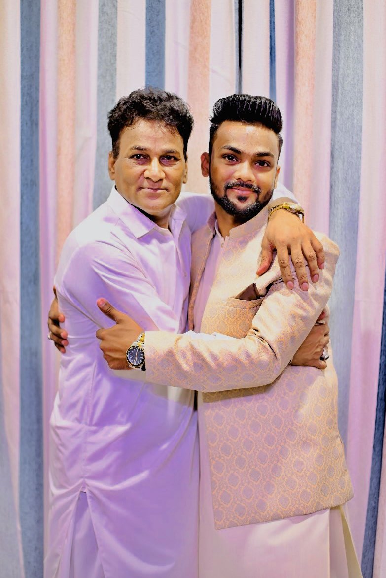 Anassheikh24's tweet photo. عزیز تر وہ مجھے رکھتا تھا رگِ جاں سے، یہ بات سچ ہے، میرا باپ کم نہ تھا ماں سے۔ جُڑی تھی اُس کی ہر ایک "ہاں" فقط مری "ہاں" سے، یہ بات سچ ہے، میرا باپ کم نہ تھا ماں سے۔ مرے بغیر تھے سب خواب اُس کے ویران سے، یہ بات سچ ہے، میرا باپ کم نہ تھا ماں سے۔

 #FathersDay2025 https://t.co/L5MtSXqA9M