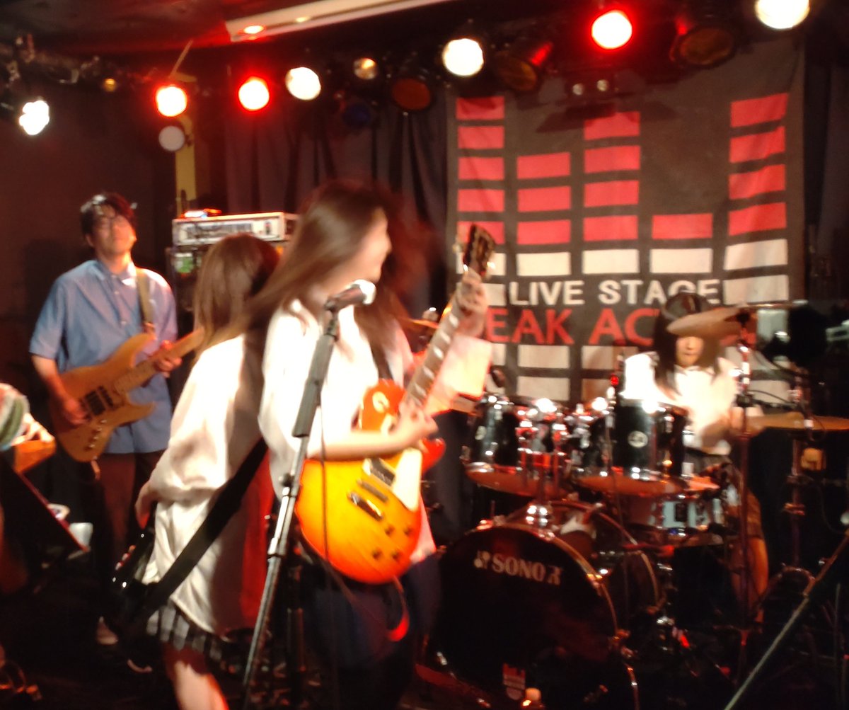 STELLA_taco's tweet photo. 再開、邂逅、出航 vol2

定時後ビアタイム　
秋山茜さん平沢こだまさんのツインボーカル🎤この為にギターやベースを購入‼️
カレーのちライス、TV版ではほとんど出て��くて映画版で出てた歌。
まさか歌の途中で大玉カレーを食べるとはw🍛

定時後は2回目ですが前回以上に盛り上がりましたね🔥✨ https://t.co/b2ip3QOz3u