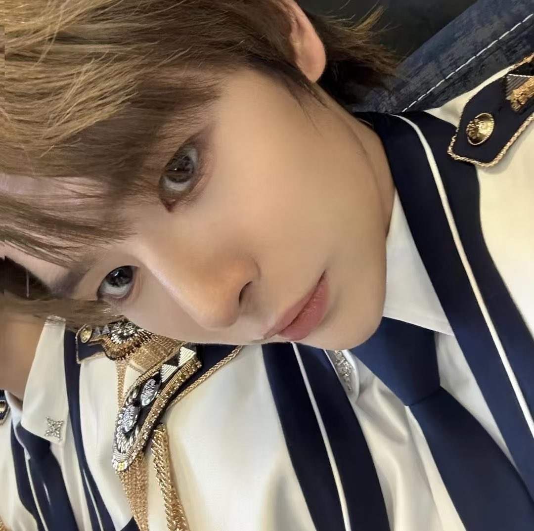 My heart's turning to goo looking at this selfie 😭❤️

#HANBI #한비 #SMTR25 #SMTOWN
