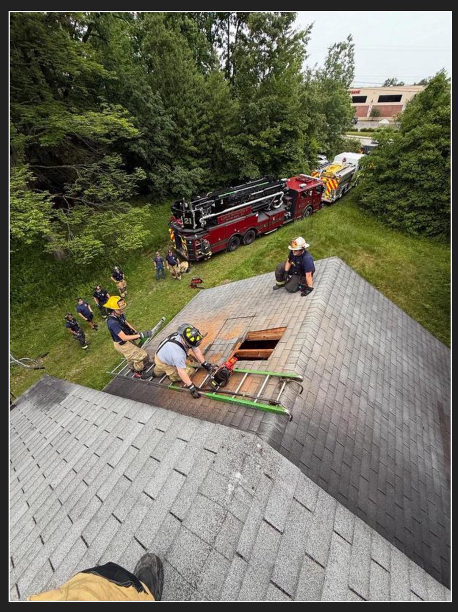ctvfc21's tweet photo. The rain didn’t stop us but it made us adjust. Crews got experience forcing doors, opening old metal framed windows, below grade self rescue, ventilation, garage door cuts https://t.co/iK8MW4vAi1