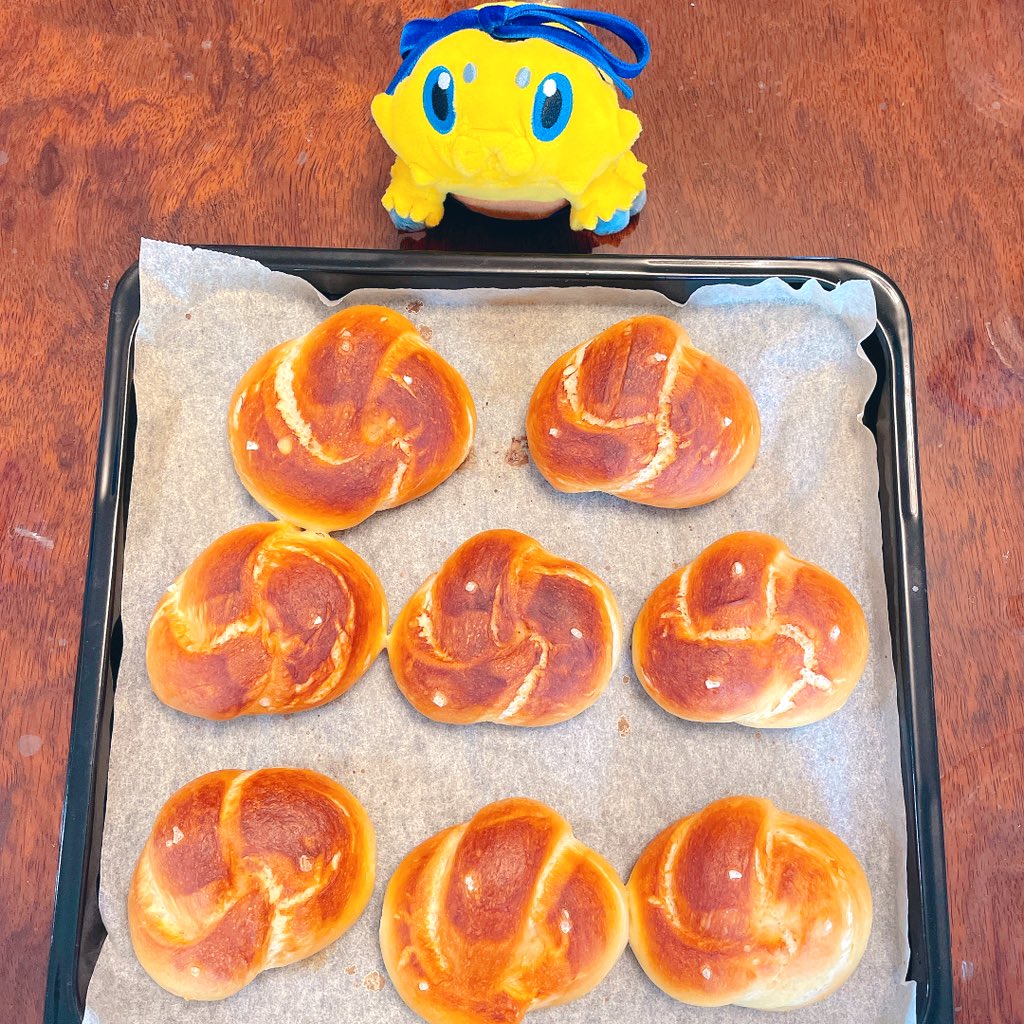 JoltikandLemon's tweet photo. パン作りを見守ってくれたバチュルちゃん⚡️
今回もラウゲンブロートヒェン🥨

#ポケモンfit #Pokemonfit #Joltik #ポケぬい #ぬい撮り #laugenbrötchen https://t.co/ZoaB7rpdS5
