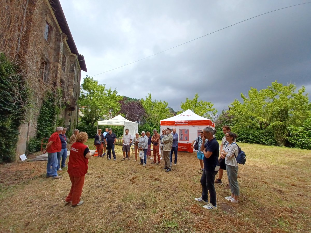 Christel Fraisse, chargée du développement culturel et de la #communication, présente au public, très nombreux cet après-midi, l'archéologie préventive et plus spécifiquement celle du bâti pour la fouille de <a href="/Royat_Ville/">Royat</a> #JEArcheo <a href="/Inrap/">Inrap</a>