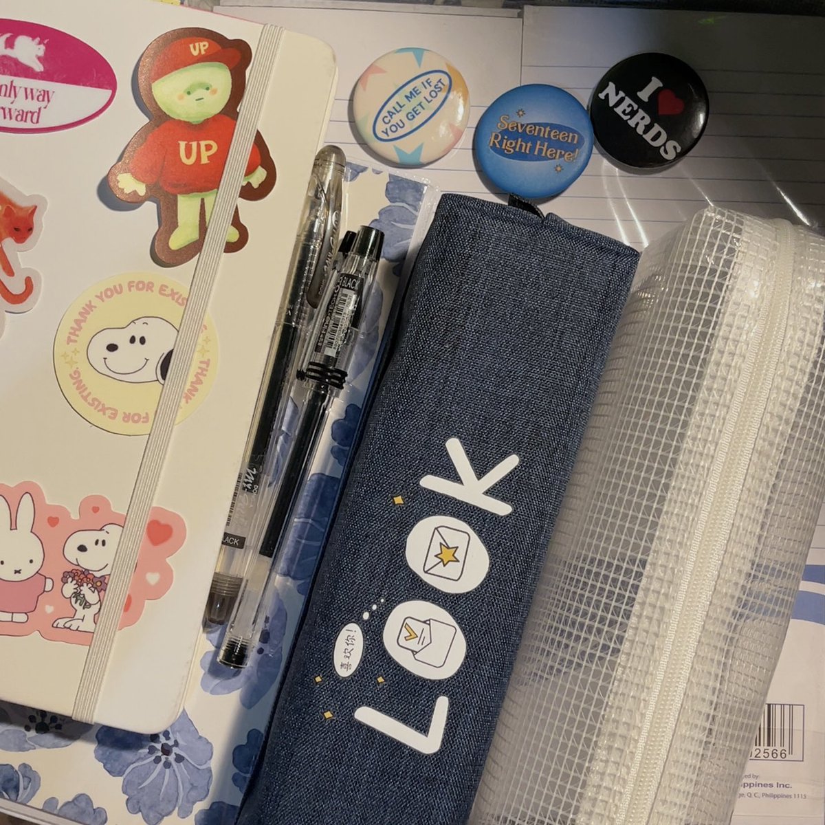 ☻ start of senior year ࿐ #archivetwt #lifetwt #studytwt #metwt 

⌗ bag reveal, hope i don’t lose any of my pins :P