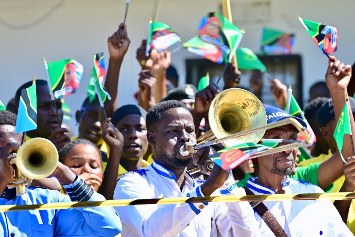 Rais Mhe. Dkt. Samia Suluhu Hassan awasili Jijini Mwanza akiwa njiani kuelekea BariadiMkoani Simiyu kwa ajili ya ziara ya Kikazi mkoani humo