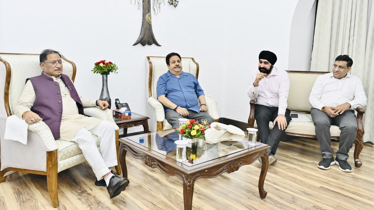 vishnudsai's tweet photo. आज मुख्यमंत्री निवास में बीसीसीआई के उपाध्यक्ष श्री राजीव शुक्ला जी से सौहार्द्रपूर्ण भेंट हुई। शॉल व प्रतीक चिह्न भेंट कर उनका आत्मीय स्वागत किया।

इस अवसर पर छत्तीसगढ़ में क्रिकेट के विस्तार एवं खेल अवसंरचना के सुदृढ़ीकरण को लेकर विस्तृत चर्चा हुई।

@ShuklaRajiv https://t.co/PLK89j1hYj