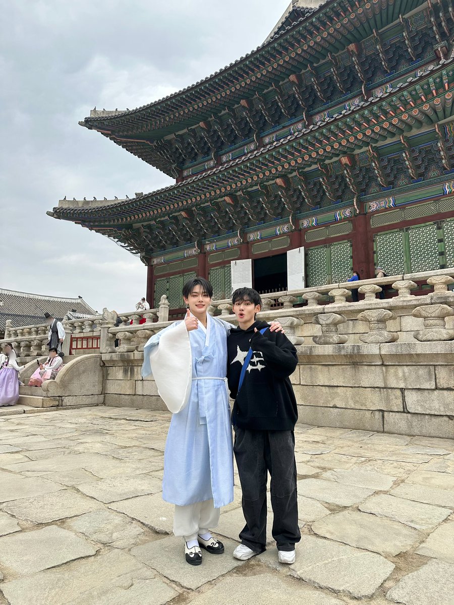 [From. NATHAN]  Father and son vlog is out!! Where in Seoul should we go next? 😛

#1VERSE #유니버스 #NATHAN #네이슨 #AITO #아이토