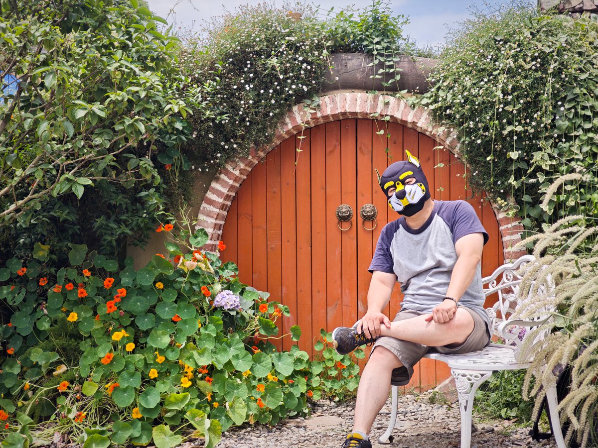 #本汪的城市历险记#四脚导航不迷路
回归呆萌小狗，让主人牵着溜花园。到处都是花花，在花丛中撒欢儿，差点被小蜜蜂蛰了鼻头。小红房子可萌萌哒了，正好适合本汪小小的个头。（本汪就是小只，那又咋地）汪！