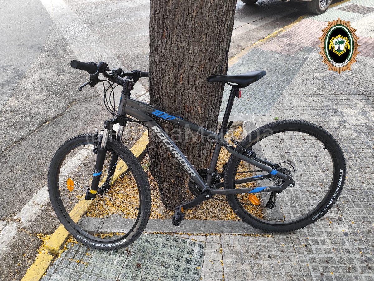 Hemos interceptado a un habitual "amigo de lo ajeno" en esta bici. No ha podido demostrar que sea de su propiedad, ha tenido que irse a pie. Buscamos a su legítimo propietario, la tenemos en Jefatura y estaremos encantados de devolverte tu bici. #PolicíaLocal #SeguridadCiudadana