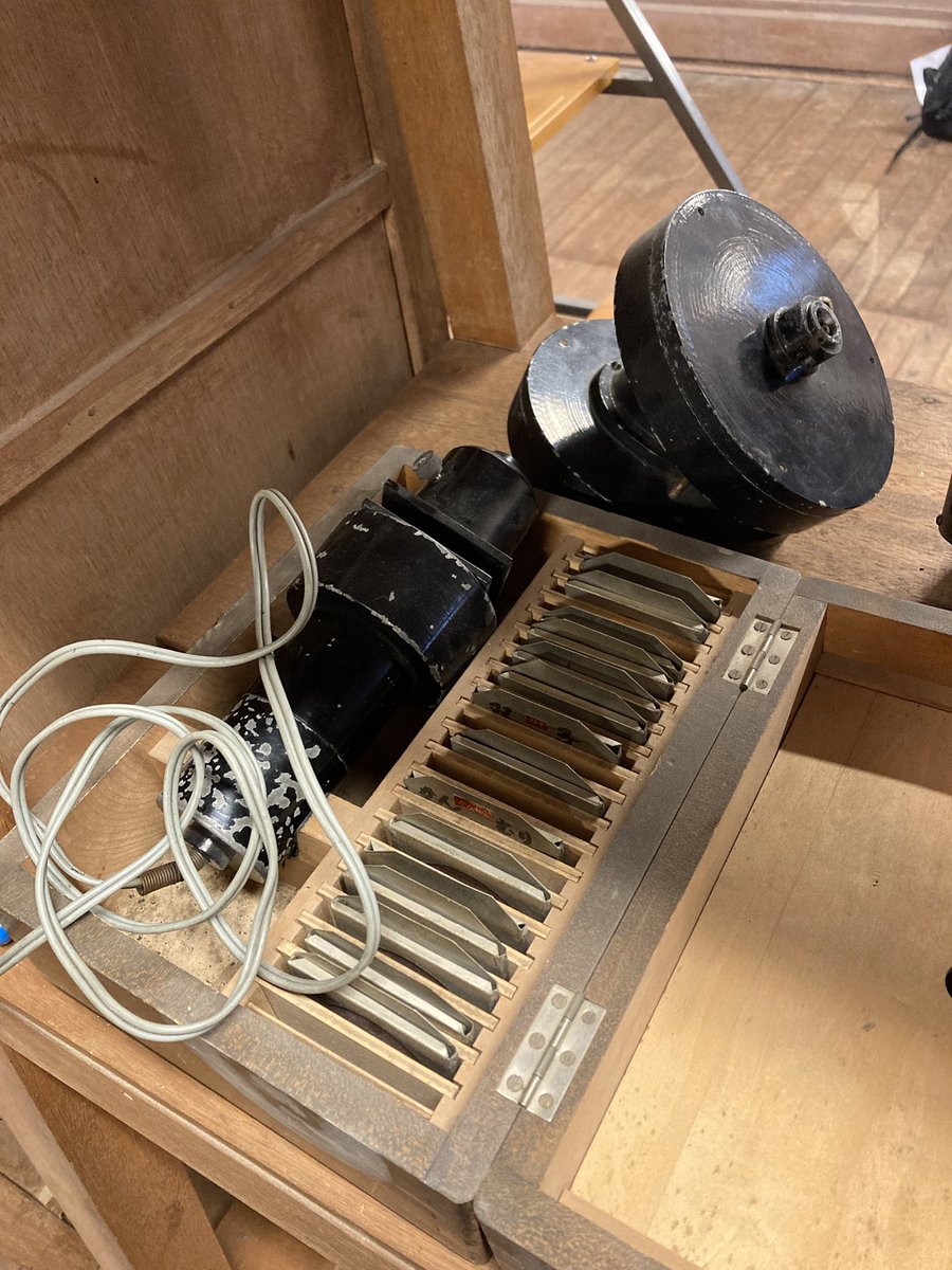 豊里小学校の！
金子さんだぞー‼︎ ＼(^ω^)／
こちらの金子さんはアームが下がっていて緯度メモリが約90度をさしておりました。
てっきりアームに沿って日周軸が傾くのだと思ってたので私としては新しい発見^^
ハンディ星座絵投映機？のようなものもあってホクホクでありました！