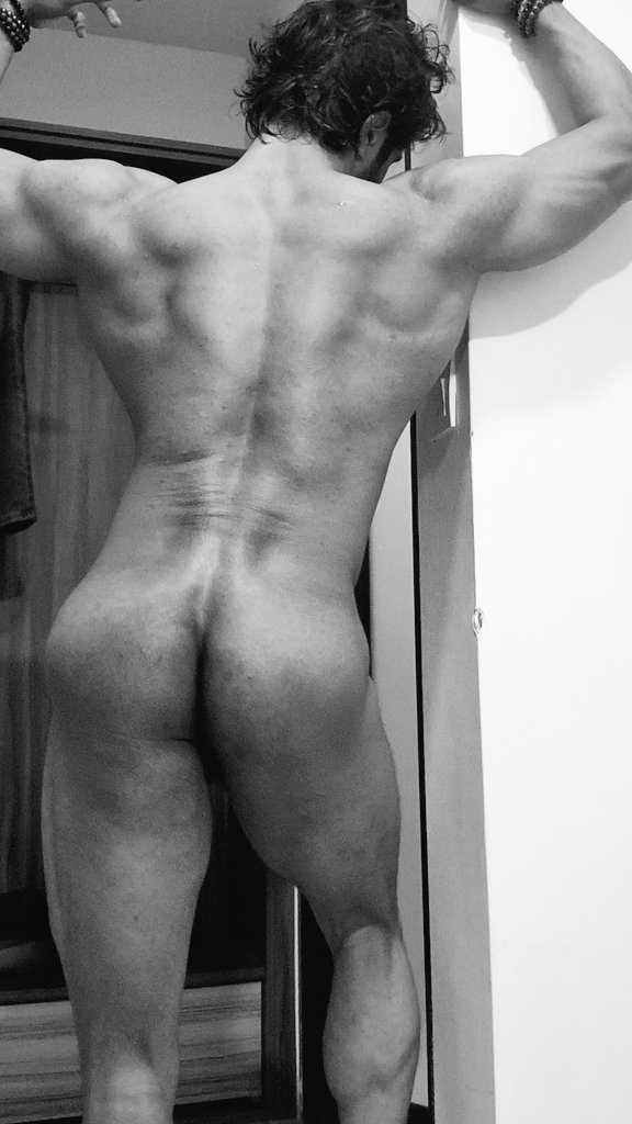 Aesthetics on point 
Sexy sunday 😈
.
.
.
.
To watch more than this , subscribe to 
.
onlyfans.com/amitsoni1991
.
50% off on subscriptions 
.
#Trending #aesthetic #Bodybuilding #ripped #OnlyFans #TikTok #bodycheck #modeling #model