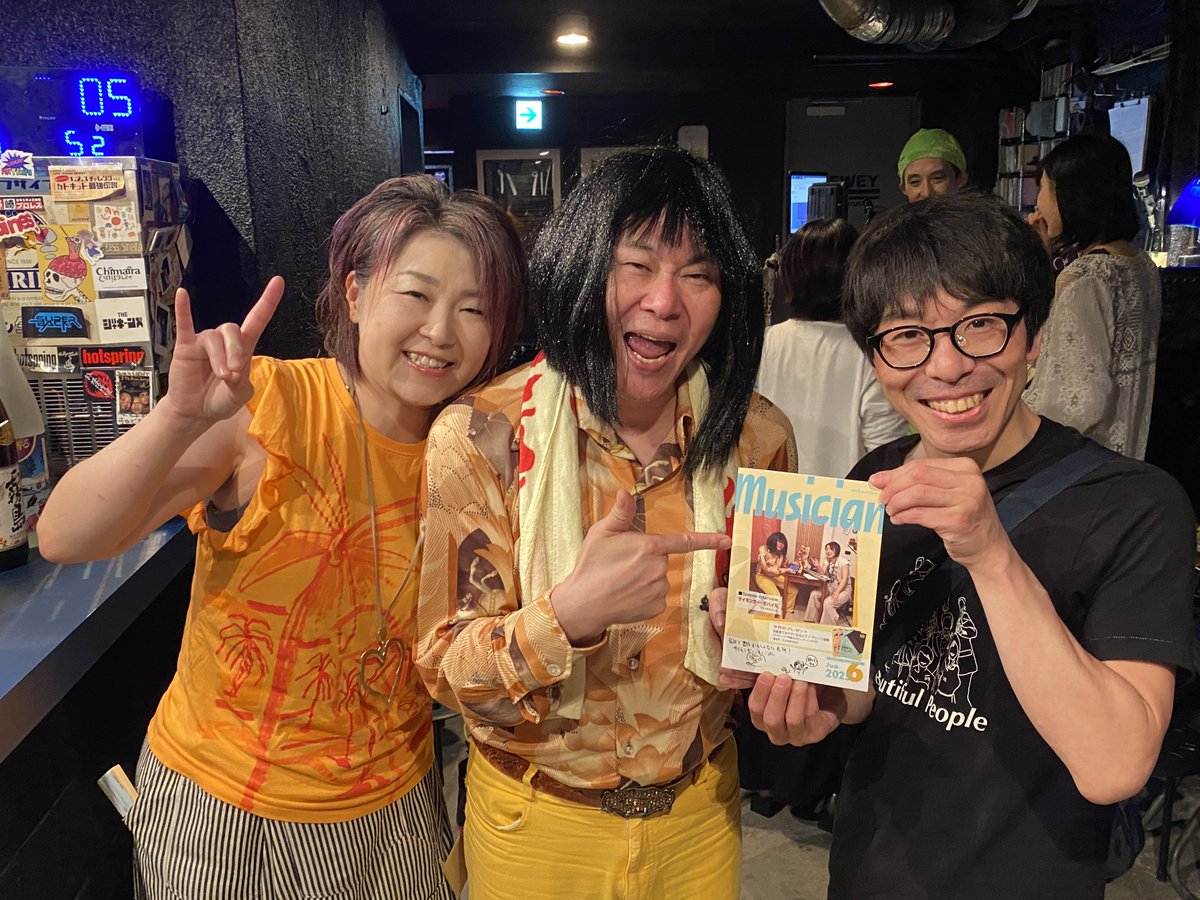 そして、サイモンガー・モバイルが表紙を飾った月刊ミュージシャン6月号(持参！)に、サインをもらって再押収！！
満足げな第七警察であった。
モンガーさん、嫁モバさん、ありがとうございました！
#サイモンガー・モバイル