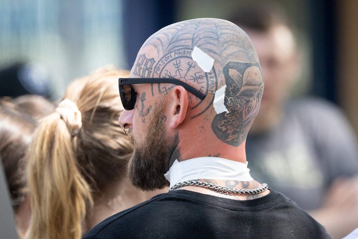 #Bilddokumentation des Naziaufmarschs vom 14.06.2025 in #Pforzheim. Rund 80 Neonazis versammelten sich am Samstag um gegen den dortigen #CSD zu demonstrieren. Viele reisten von außerhalb an, etwa aus #Thüringen oder dem #Saarland. #pf1406

70 Fotos: flickr.com/photos/kaischw…