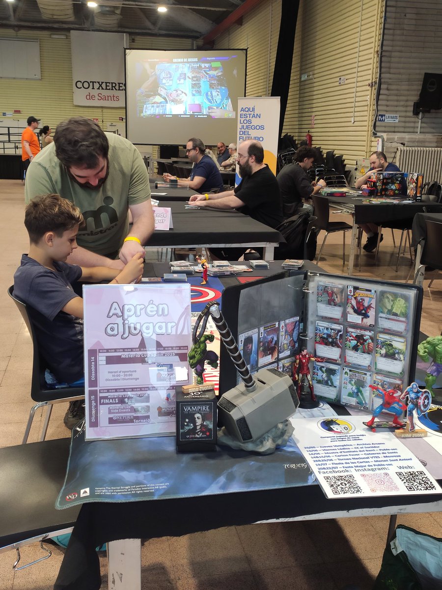 Si queréis aprender a jugar a One Piece, Disney Lorcana, Magic u otro de los muchos juegos que traen <a href="/elcartonpeleon/">El Cartón Peleón TCG</a> y la Asociación Khan Jugar... Sólo tenéis que sentaros en una de sus mesas y disfrutar 🤩💫