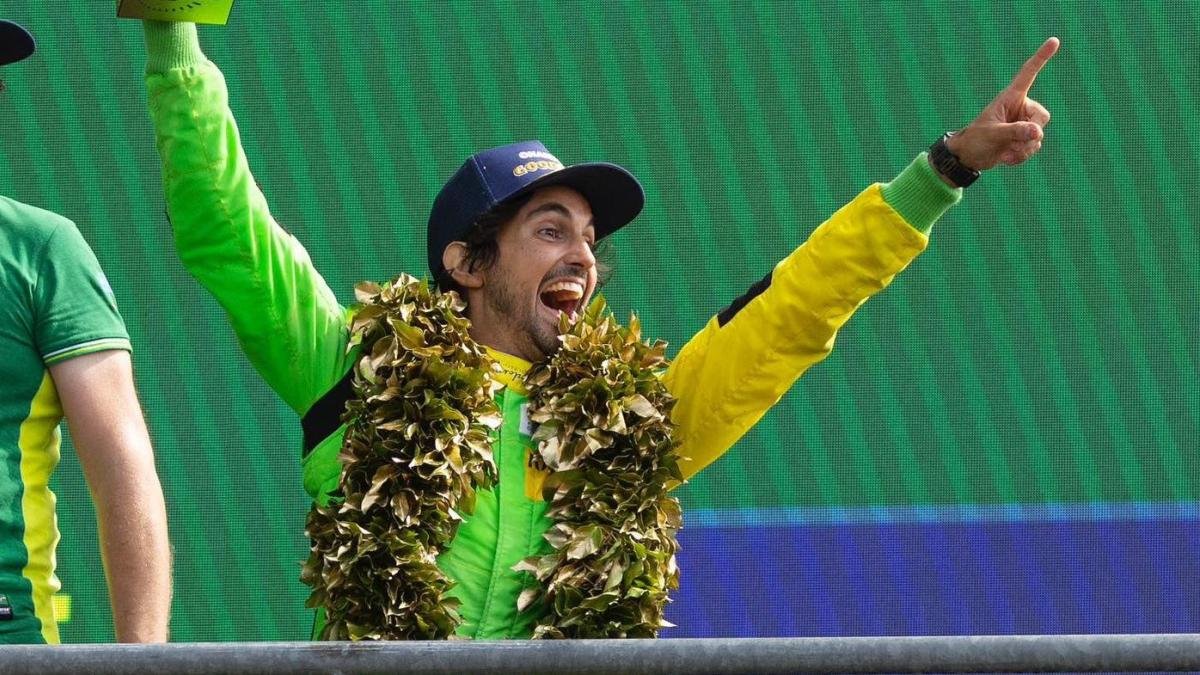 Increíble como en Le Mans 2023 vimos un gran duelo entre Kubica y Albert Costa ganando el español en la categoría LMP2

Ahora Kubica está en Hypercar a punto de ganar y Albert en GTD en IMSA. 

Que injusto es el automovilismo, se ganó un asiento top ese día Albert...