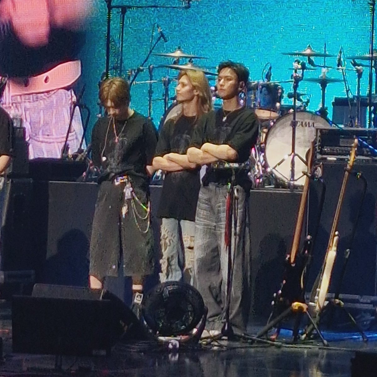 아 소감때 팔 똑같이 저러고있는데
d쪽에서봐가지고 무슨꽈배기같았음