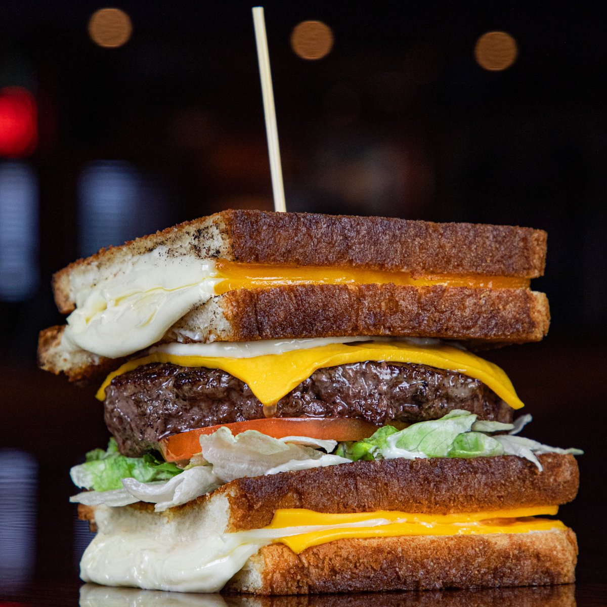 Happy Father’s Day from all of us Tully’s! ❤️ The best way to treat Dad is to a nice cold draft and a Mountain Melt Burger! 🍔🍻
.
.
.
.
#happyfathersday #fathersday #treatdad #burger #mountainmeltburger #sportsbar