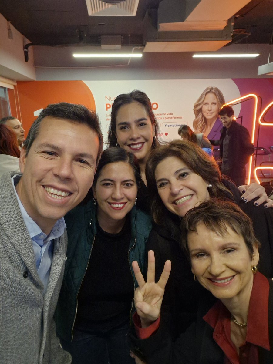 Claudio Castro Salas (@cn_castro) on Twitter photo A minutos del debate presidencial #TuDecides en <a href="/T13/">T13</a> <a href="/canal13/">El 13</a>!
Con toda la fuerza y convicción de <a href="/Carolina_Toha/">Carolina Tohá</a> y puras mujeres potentes!! <a href="/karydelfino/">Karina Delfino Mussa</a> <a href="/PiaMundaca/">Pía Mundaca Ovalle</a> <a href="/lya_uriart80982/">Ana Lya Uriarte</a>
#CreoEnChile🇨🇱 A minutos del debate presidencial #TuDecides en <a href="/T13/">T13</a> <a href="/canal13/">El 13</a>!
Con toda la fuerza y convicción de <a href="/Carolina_Toha/">Carolina Tohá</a> y puras mujeres potentes!! <a href="/karydelfino/">Karina Delfino Mussa</a> <a href="/PiaMundaca/">Pía Mundaca Ovalle</a> <a href="/lya_uriart80982/">Ana Lya Uriarte</a>
#CreoEnChile🇨🇱