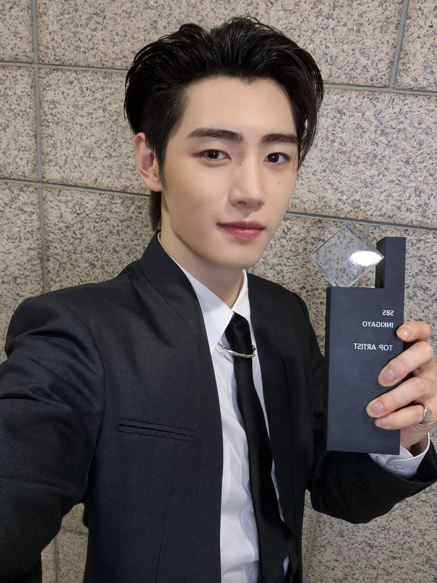 enhypenweverse's tweet photo. [ #성훈's Post ] 250615

#SUNGHOON: Because our first Inkigayo 1st place we’ve gotten in 5 years is an award made with ENGENEs, it’s an even more meaningful one. Thank you so much for Bad Desire (With or Without You) promotions!!👍

@ENHYPEN_members @ENHYPEN #ENHYPEN #엔하이픈 https://t.co/faZrT1MOCc
