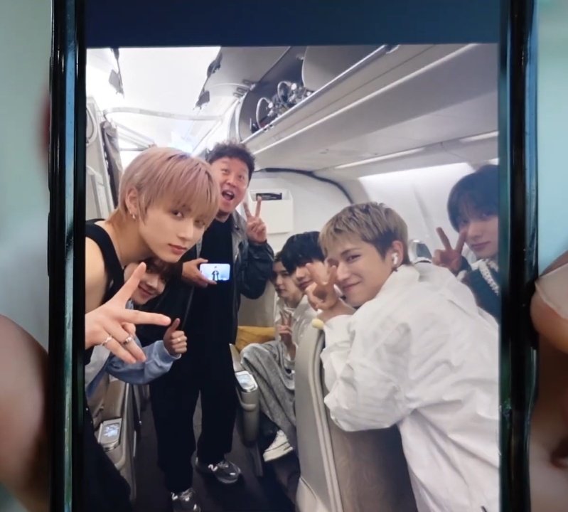 kkeomchiz's tweet photo. these infinite challenge fans 🥺

🐈‍⬛: recently, i was on a flight and we ran into jeon junha sunbaenim. we all took a photo together. he told me his son is a fan of boynextdoor and he even did a cover of 'dangerous' so we watched the video together https://t.co/5nxkjxzRuW